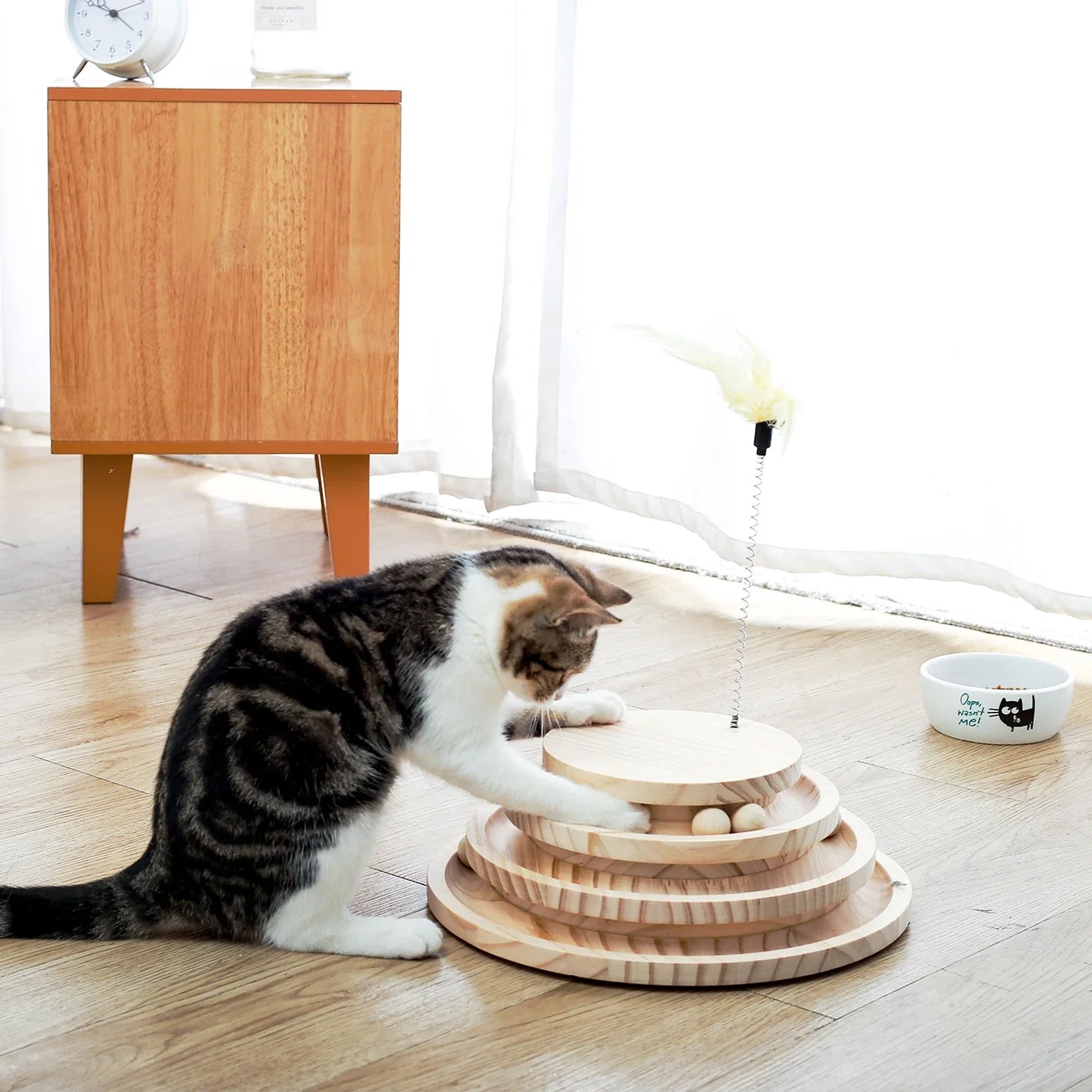 Arbre à chat en bois massif avec jeu de balles et plumeau