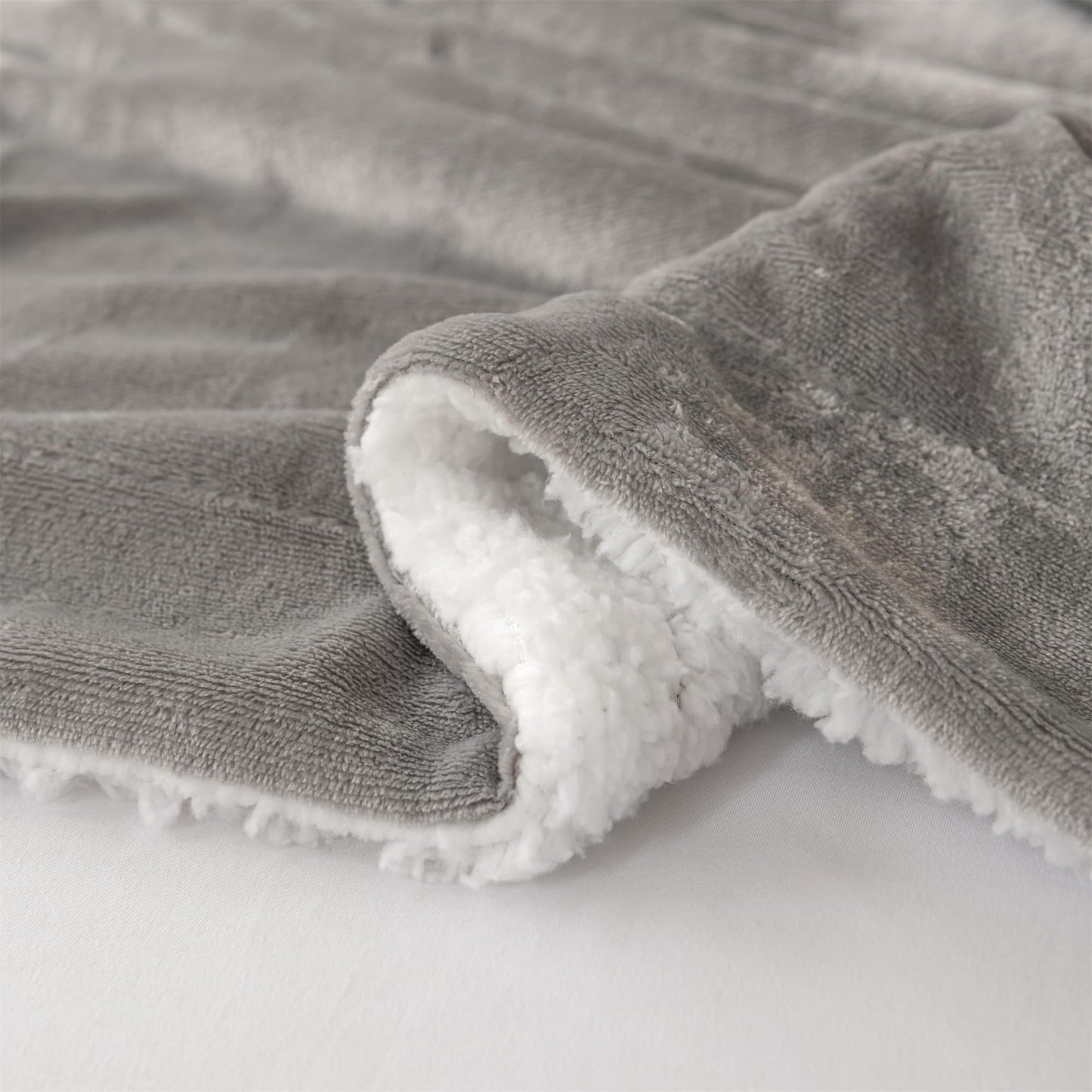 Plaid Gris Premium : La Touche Chic pour Vos Moments Cocooning